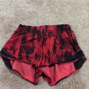 lululemon red and black 2.5 inch hotty hot shorts low rise